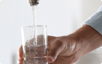 Uzdatnianie wody w domu – od czego zacząć? Co kupić?